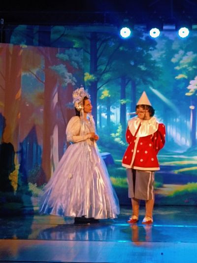 Jedyneczka na musicalu „Pinokio” w wykonaniu Teatru Moich Marzeń